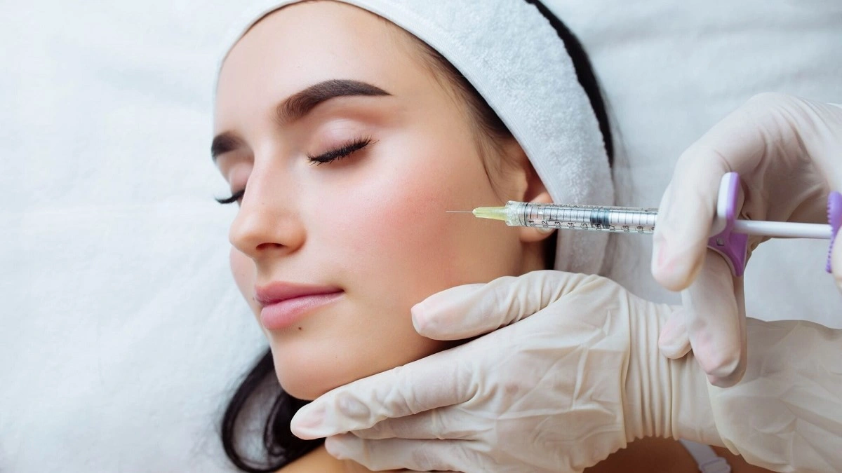 تزریق ژل گونه چیست؟ بررسی مزایا و عوارض احتمالی
